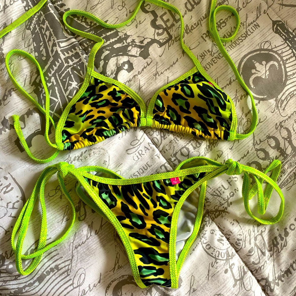 Scrunch butt glitter bikini